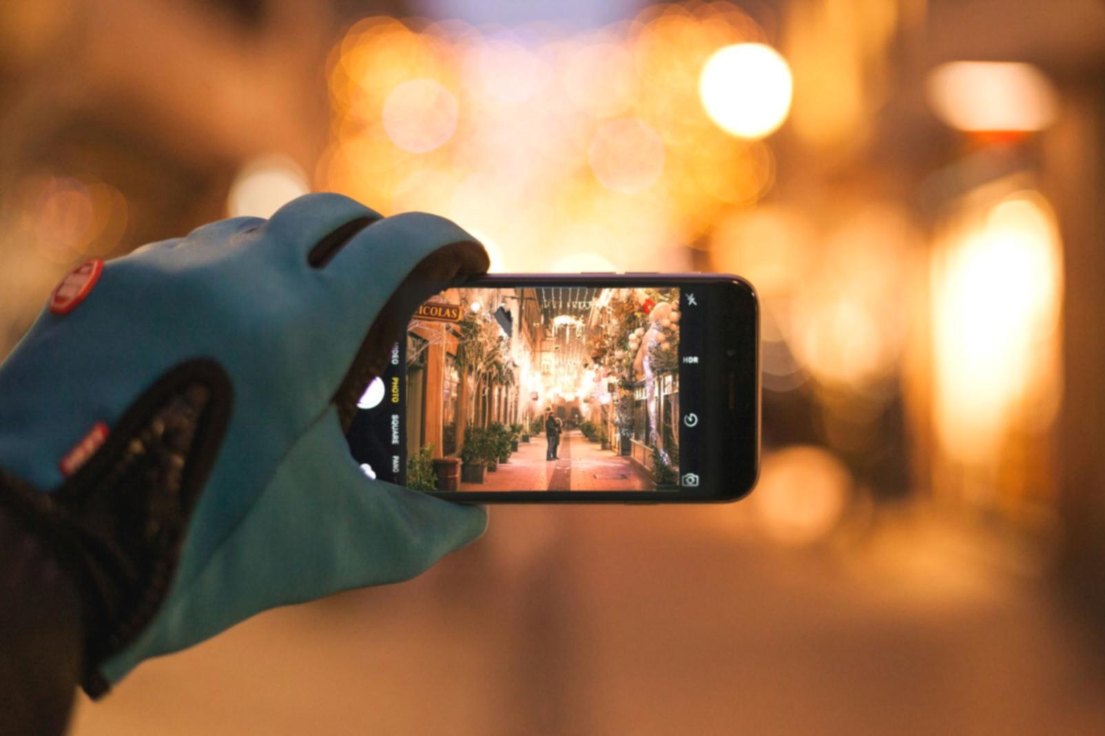 Fotografo in azione durante una sessione di street photography urbana