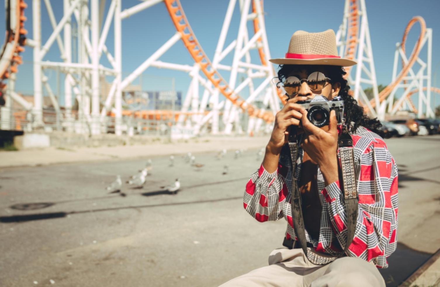 Scena di street photography che cattura un momento spontaneo nella vita urbana