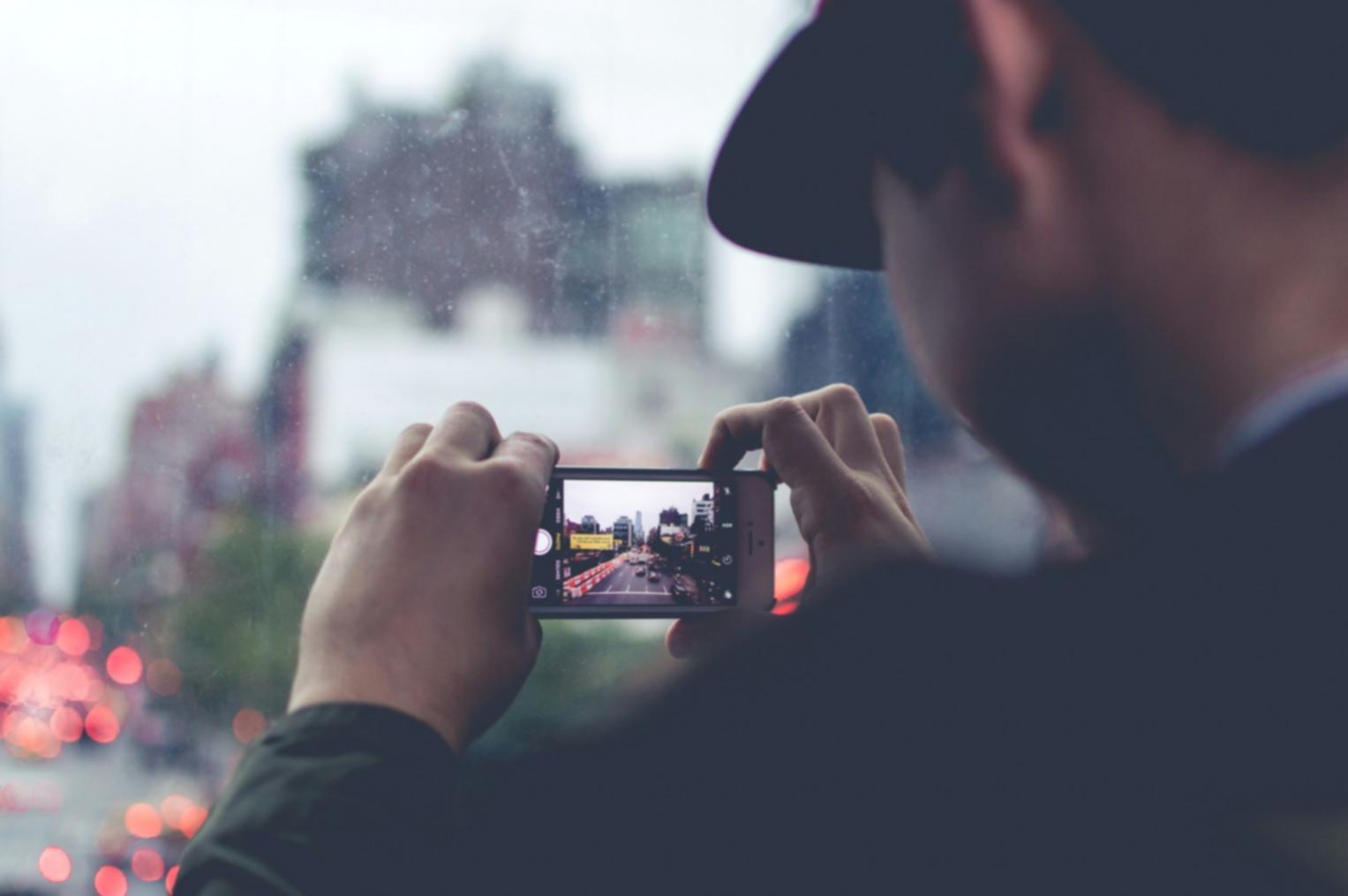 Studenti durante una sessione pratica di fotografia nei quartieri storici di Roma